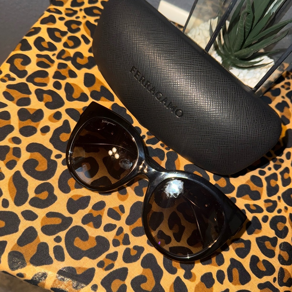 Furla Black Classic Sunglasses with Gradient Lenses